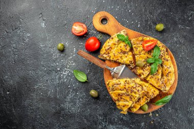 Esmer arka planda etli börek. afiş, menü, metin için tarif yeri, üst görünüm.