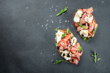 Lezzetli iştah açıcı İtalyan jambonu ve İspanyol İber jambonu. afiş, menü, metin için tarif yeri, üst görünüm.