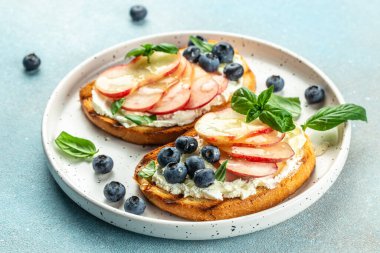 Krem peynir, bal, şeftali ve yabanmersinli ev yapımı yaz tostu. Sağlıklı ve dengeli beslenme kavramı. metin için yer, üst görünüm.