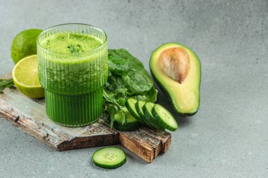 Ispanak, avokado ve limon, detoks ve temiz diyet konseptiyle dolu bir şişedeki sağlıklı yeşil smoothie. metin için yer, üst görünüm,