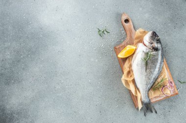 Pişirmek için malzemeli taze balık dorado balığı. Sağlıklı ve dengeli beslenme kavramı. metin için yer, üst görünüm.
