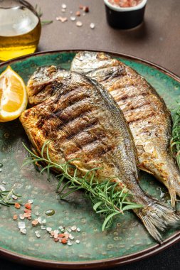 Lezzetli ızgara dorado ya da limonlu çipura balığı. dikey görüntü. Üst Manzara. metin için yer.