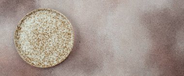 Açık arkaplanda granit desenli boş seramik tabak. Uzun afiş biçimi. en üstteki görünüm.