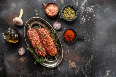 Baharatlı şiş ve ahşap arka planda çiğ Lula kebabı sağlıklı ve dengeli yemek kavramı. metin için yer, üst görünüm,