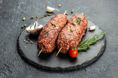 Şişte çiğ lula kebabı. Türk ve Arap Geleneksel Ramazan kebabı, yazı yeri, üst görünüm.