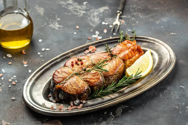 Baharatlı ve otlu lezzetli somon bifteği koyu arkaplan, pankart, menü, metin için tarif yeri, üst görünüm,