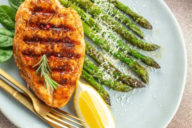 Sebzeli kuşkonmaz ve parmesanlı organik sağlıklı ürünlerle ızgara yapılmış sulu tavuk göğsü. Detoks ve temiz diyet konsepti. metin için yer, üst görünüm,