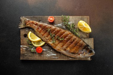 Tahtada ızgara baharatlı balık. Restoran menüsü, diyet, yemek kitabı tarifi üst görünümü.