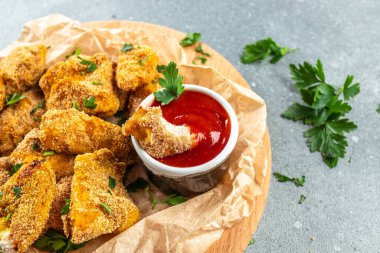 Ketçaplı tavuk külçeleri, pankart, menü, metin için tarif yeri, üst görünüm,