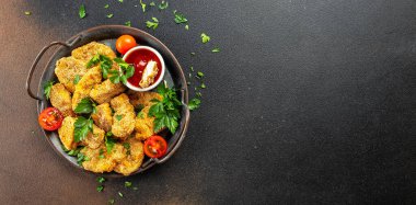 Ev yapımı, otlu tavuk külçeleri ve arka planda ketçap, uzun afiş formatında. en üstteki görünüm,