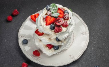 Taze böğürtlenli kremalı Pavlova tatlısı, yemek kitabı tarifi.,