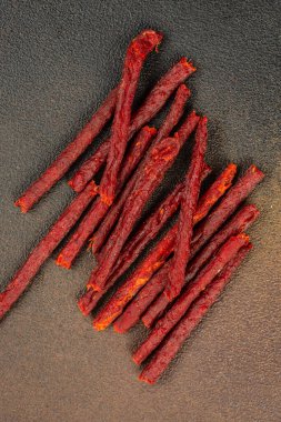 Kuru balık çubukları, arka planda bira için atıştırmalıklar. metin için yer, üst görünüm,