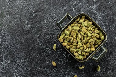 Koyu arkaplanda taze organik yeşil kakule. afiş, menü, metin için tarif yeri, üst görünüm.