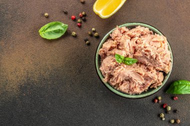 Koyu arkaplanda salamura ton balığı bifteği. Restoran menüsü, diyet, yemek kitabı tarifi üst görünümü.