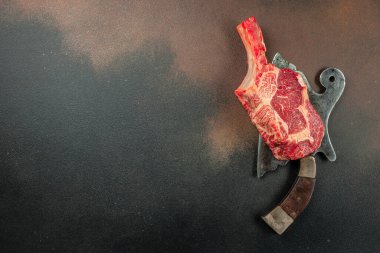 Baltalı biftek. Çiğ et. metin için yer, üst görünüm.