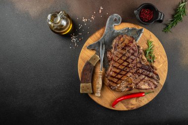 Koyu arkaplanda az pişmiş ızgara biftek. Uzun afiş biçimi. en üstteki görünüm.
