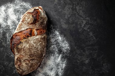 Taze pişmiş ekmek, organik sağlıklı ürünler. Detoks ve temiz diyet konsepti. metin için yer, üst görünüm,