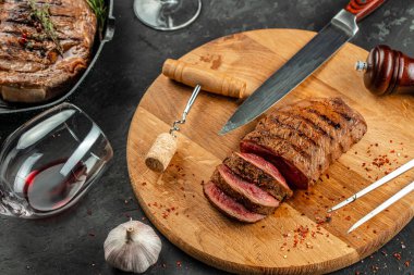 Yeşil kuşkonmaz ve kırmızı şaraplı ızgara biftek. Sağlıklı akşam yemeği ya da öğle yemeği.