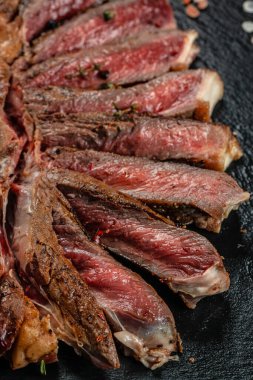 Izgara tavada baharatlı ızgara biftekli biftek. metin için yer, üst görünüm.