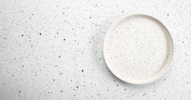 Beyaz arka planda beyaz plaka, uzun pankart formatında. en üstteki görünüm,