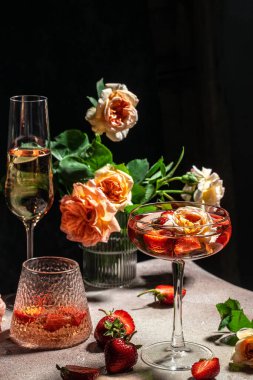 Çilekli gül şarabı, yaz içeceği, şarap dükkanı, şarap konsepti, dikey görüntü. Üst Manzara. metin için yer,