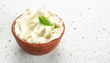 Arka planda krem peynir var. Uzun afiş biçimi. en üstteki görünüm.