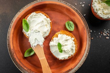 Tabakta erimiş peynirli sandviç. Yemek tarifi geçmişi. Kapat..
