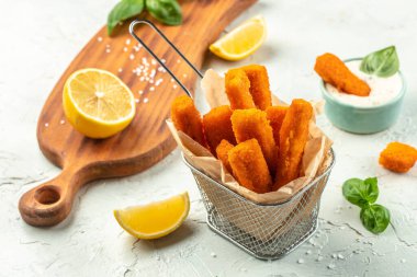 Kızarmış balık, balık kroket ve limon. Restoran menüsü, yemek kitabı tarifi üst görünümü.