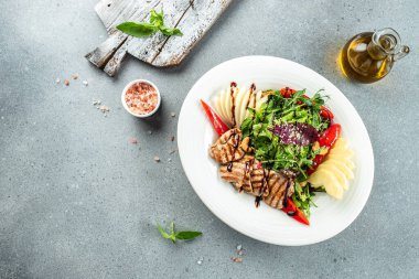 Et salatası ve taze sebzeler. Sağlıklı ve dengeli beslenme kavramı. metin için yer, üst görünüm.