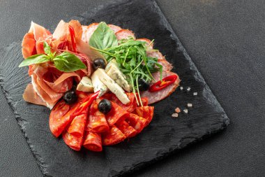 Mezeler geleneksel İspanyol mezeleri, salam ve keçi peyniri..