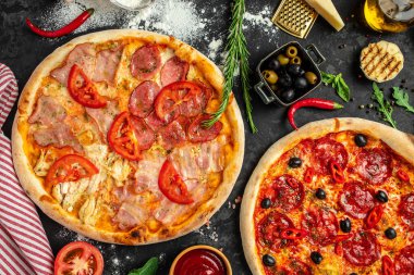 Sıcak pizza, dört çeşit malzemeli doğranmış pizza, yemek tarifi geçmişi. Kapat.,