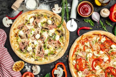 Jambonlu pizza, mantar ve peynirli esmer arka plan, fast food öğle yemeği. Üst Manzara. metin için yer,