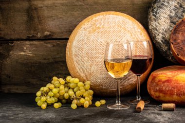 Tahta bir arka planda peynir çarkı ve şarap. Çiftçi pazarı. metin için yer.