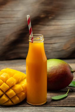 Taze tropikal meyve suyu, tüplü cam bir kavanozda mango suyu. metin için yer,