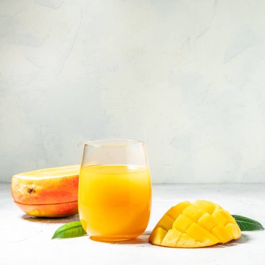 Mango suyu. Beyaz arka planda taze tropikal meyve püresi.