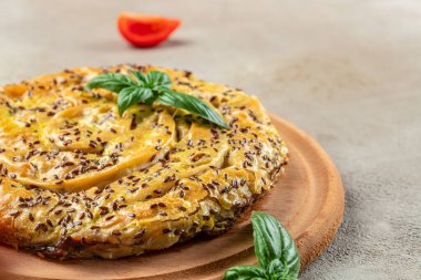 Hafif arka planda domatesli ve zeytinli geleneksel etli turta. metin için yer, üst görünüm.