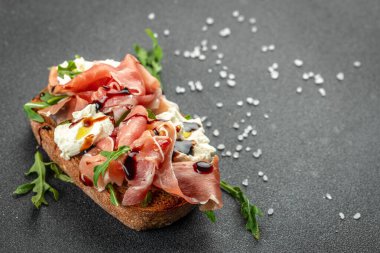 Prosciutto ve krem peynirli Restoran menüsü, diyet, yemek kitabı tarifi üst görünümü.