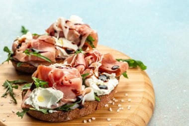 İspanyol Tapas 'ı, jamon iberico jambonu dilimlenmiş ahşap bir tahtada. Sağlıklı ve dengeli beslenme kavramı. metin için yer, üst görünüm.