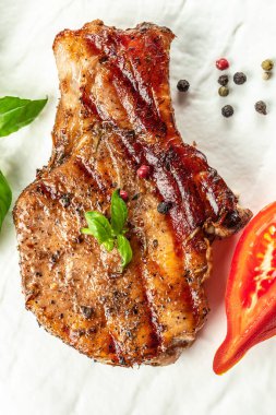 Baharatlı et ızgara kaburga. Izgara domuz pirzolası. Yemek tarifi geçmişi. Kapat..