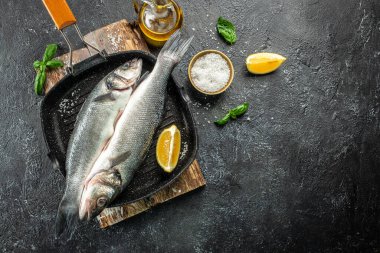 Levrek balığı, aşçı deniz ürünleri arka planı. Restoran menüsü, diyet, yemek kitabı tarifi üst görünümü.