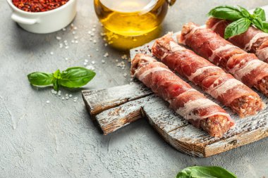 Tahtaya domuz pastırması sarılmış domuz kıyması. Yemek tarifi geçmişi. Kapat..