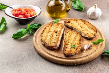 Sarımsaklı kızarmış ekmek ve ekstra saf zeytinyağı. Yemek tarifi geçmişi. Kapat..