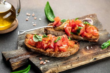 Tahtaya domates ve fesleğenli bruschetta. Yemek tarifi geçmişi. Kapat..