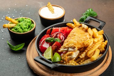 Yeşil bezelyeli balık ve patates kızartması. İngiliz mutfağı konsepti. Yemek tarifi geçmişi. Kapat..