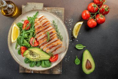 Izgara tavuk ya da hindi göğsü ve taze sebze salatası. Detoks ve sağlıklı yiyecek kasesi konsepti.