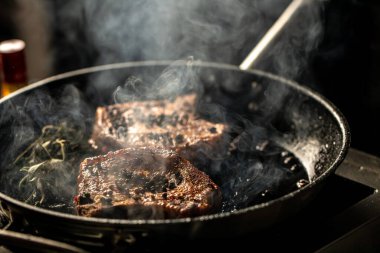Koyu bir arka planda buharda pişmiş lezzetli biftek. Üst Manzara. metin için yer,