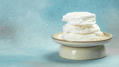 Mavi arkaplanda çok katmanlı kremalı tatlı, uzun afiş biçimi,