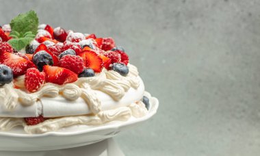 Lezzetli Pavlova pastası taze böğürtlenli, uzun afiş formatlı.,