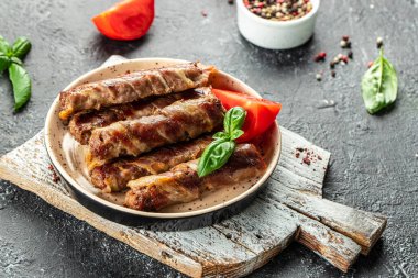 Pastırmaya sarılmış ızgara et. Lezzetli dengeli gıda konsepti.