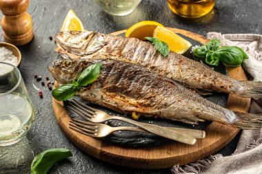 Limonlu ızgara balık. Detoks ve temiz diyet konsepti. metin için yer, üst görünüm.
